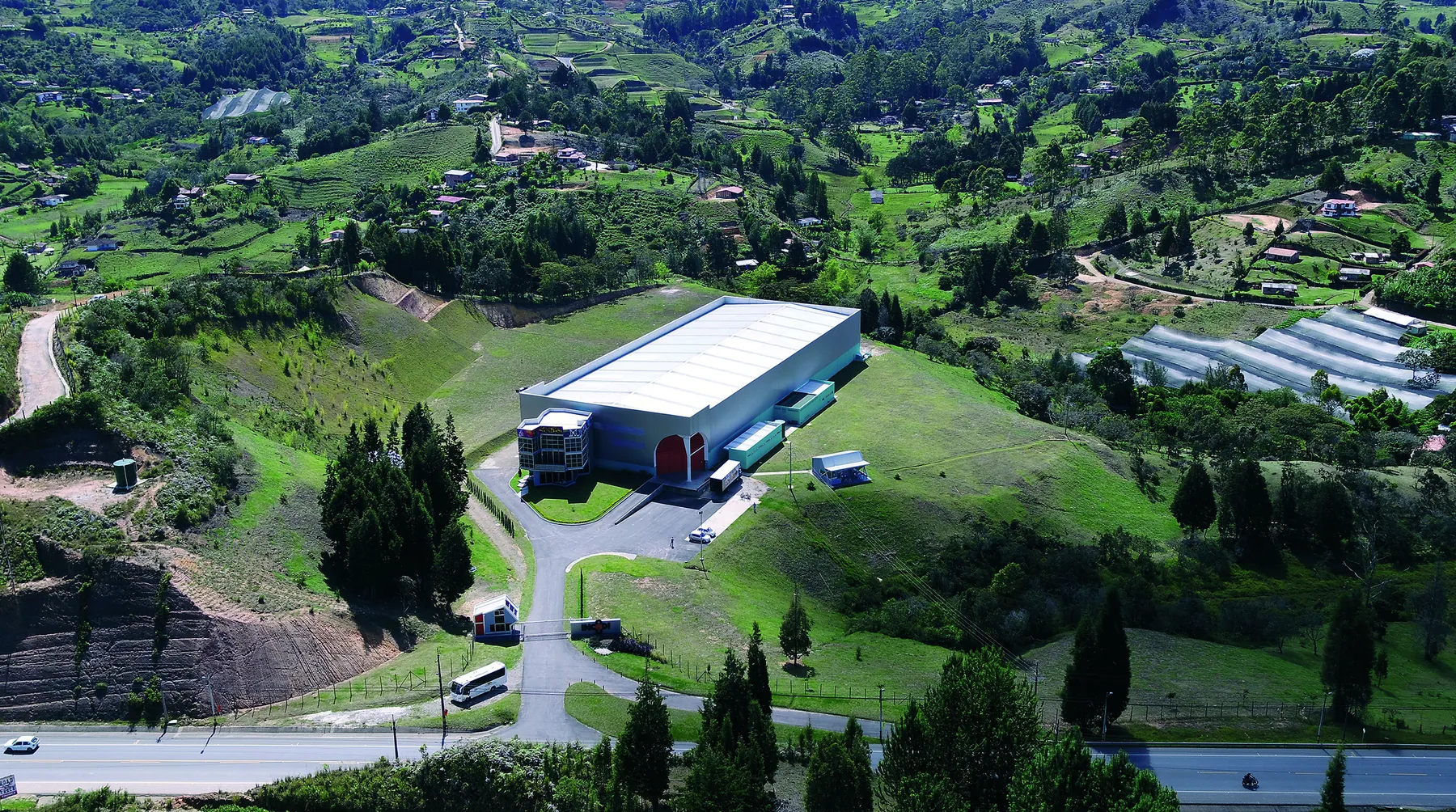 Bodega industrial con estructura metálica