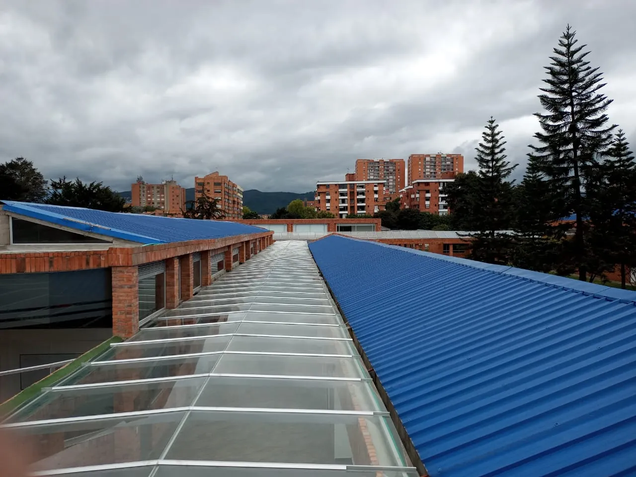 Estructura metálica arquitectónica en el Colegio Cristo Rey