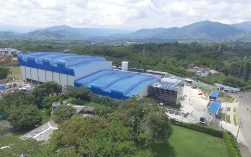 Cuarto frío con paneles aislantes instalado por Econstructores Medellín en un centro de distribución