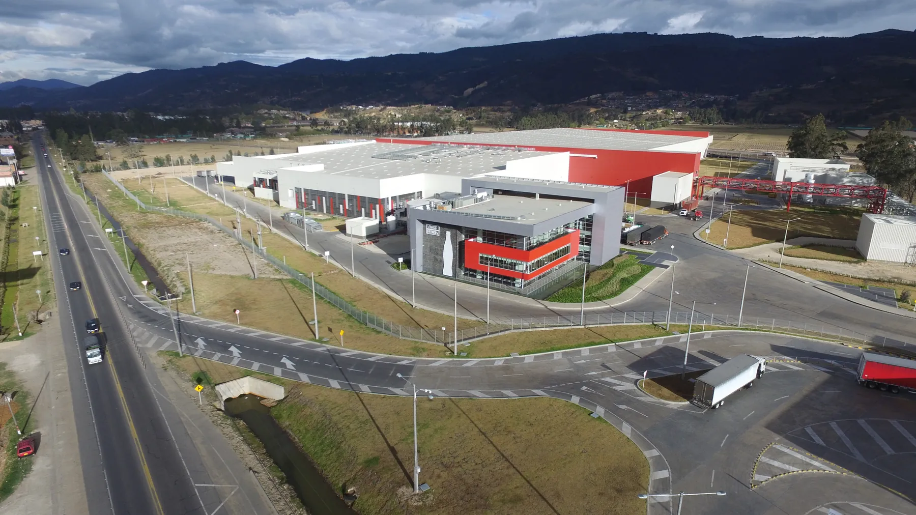 Cubierta metálica con panel aislante instalada por Econstructores Pro en planta industrial