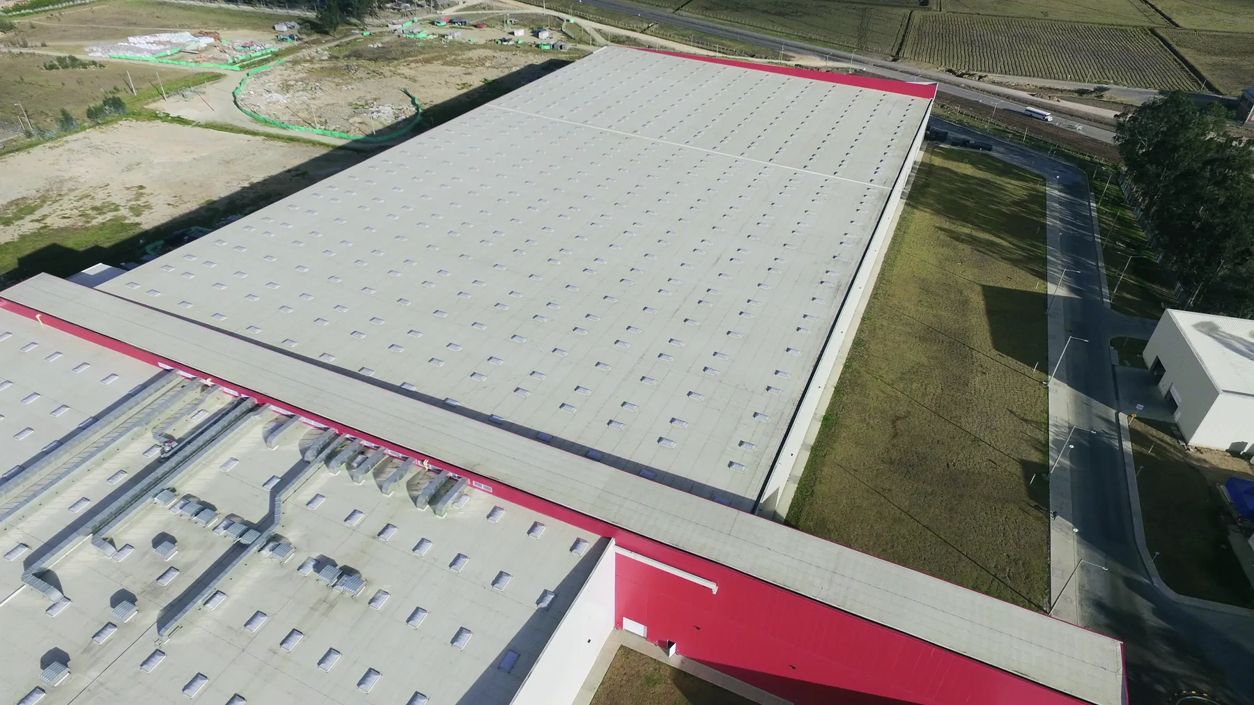 Vista aérea del sistema de cubierta instalado en planta industrial