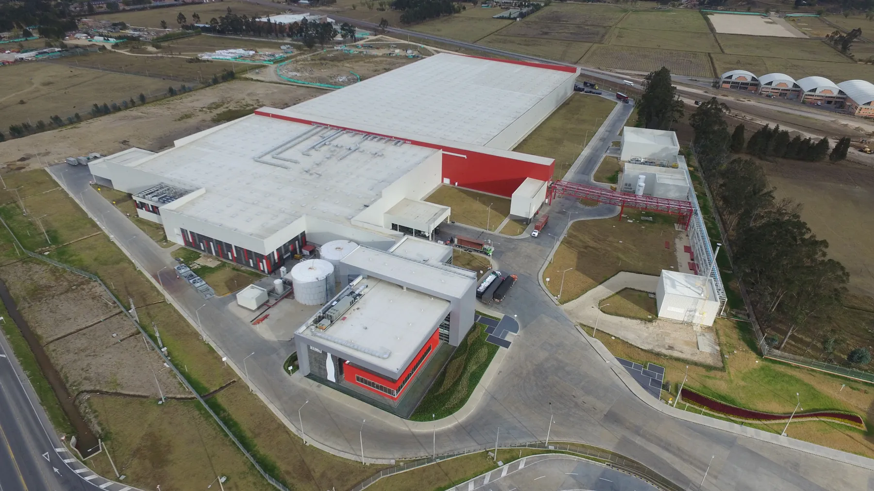 Detalle de cubierta metálica con paneles en proyecto industrial